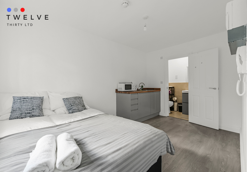 Property photo 2 of 9 Bed x Kitchenette