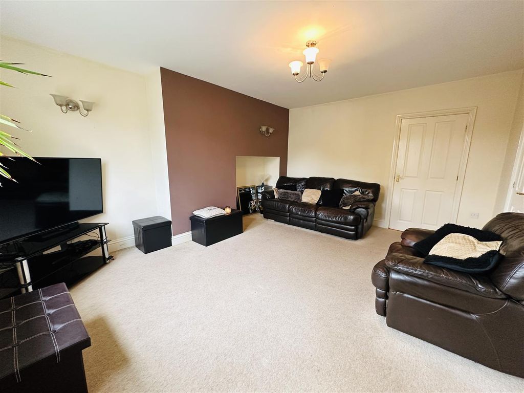 Property photo 2 of 19 Lounge