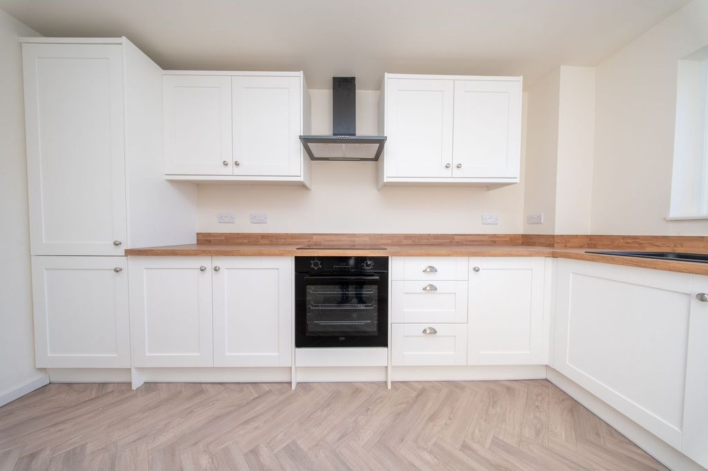 Property photo 3 of 17 Kitchen