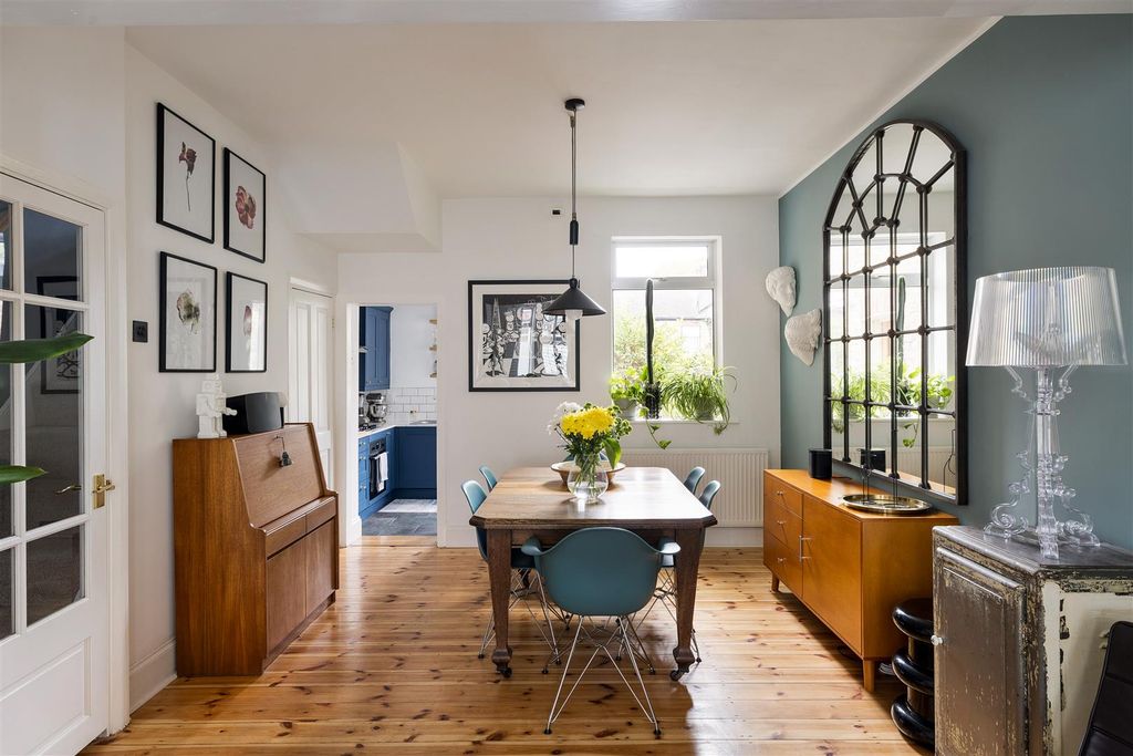 Property photo 3 of 36 Mafeking Avenue E6