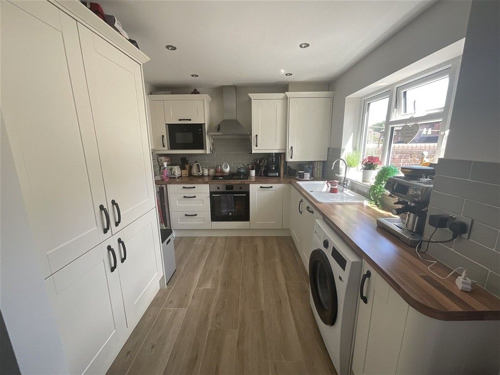 Property photo 3 of 8 Kitchen
