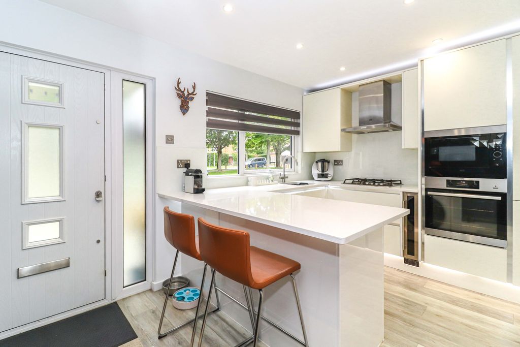 Property photo 3 of 27 Kitchen/Breakfast Room