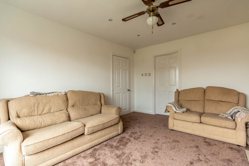 Property photo 3 of 28 Picture No. 02