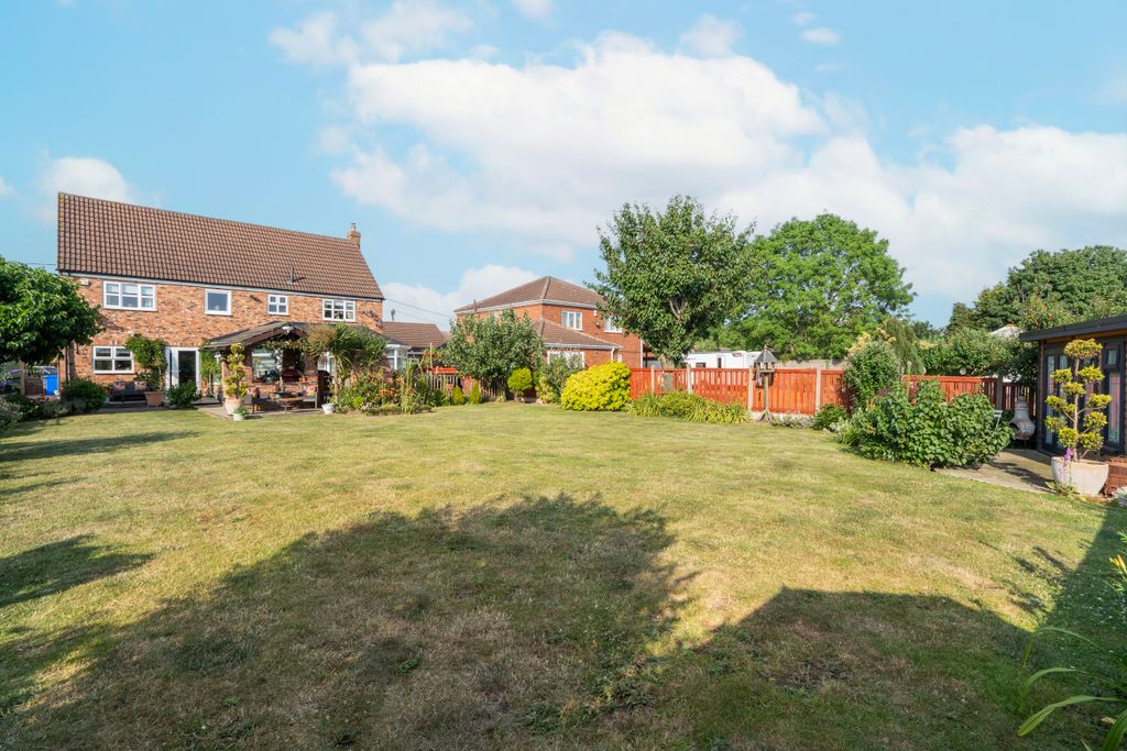 Property photo 1 of 22 Rear Garden 3