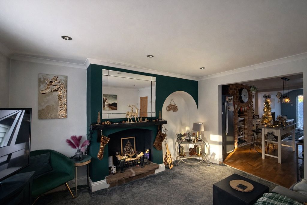 Property photo 3 of 21 Lounge