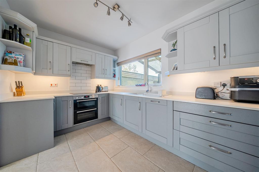 Property photo 3 of 19 Kitchen