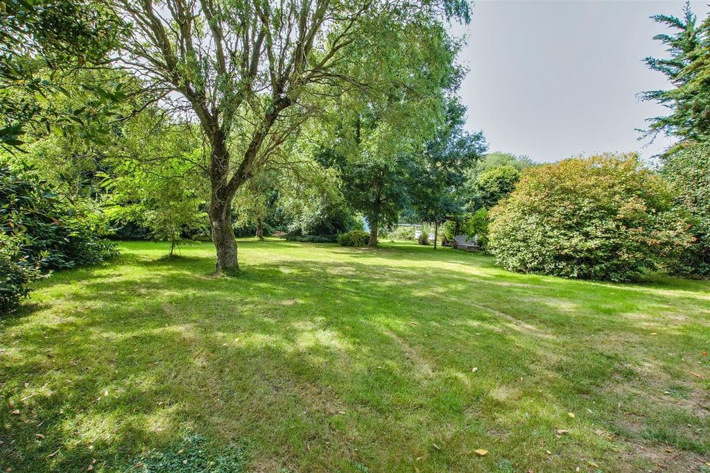 Property photo 3 of 77 Garden And Grounds