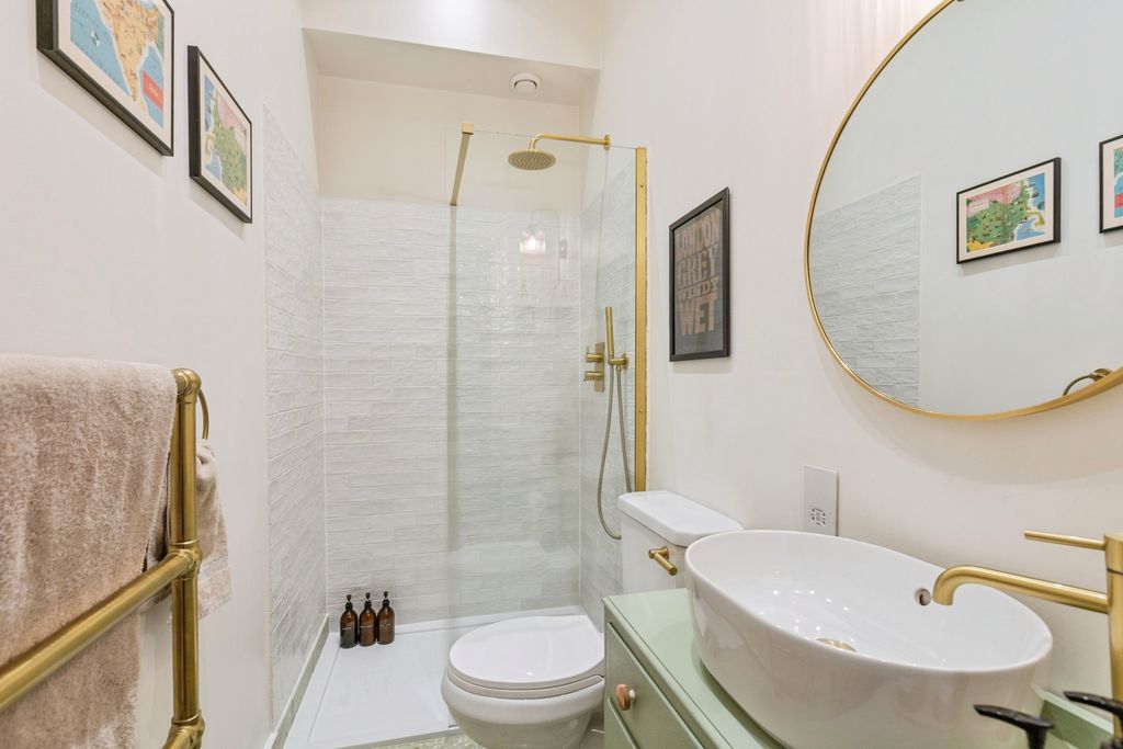 Property photo 3 of 25 Shower Room