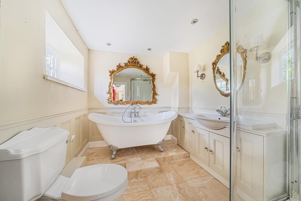 Property photo 2 of 10 Bathroom