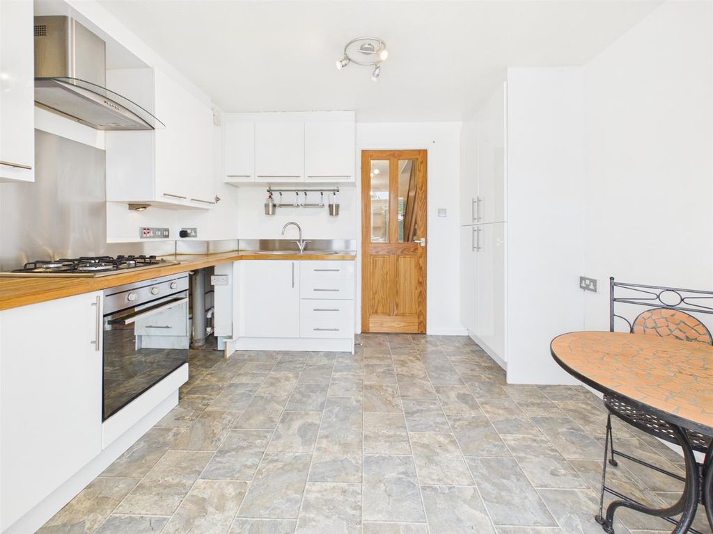 Property photo 3 of 14 Cam05510G0-Pr0252-Still004.Jpg