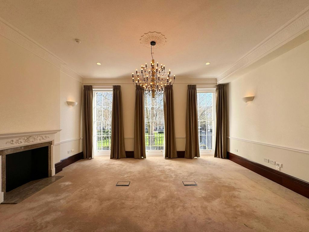 Property photo 3 of 16 2930 Fitzroy Square32.Jpeg