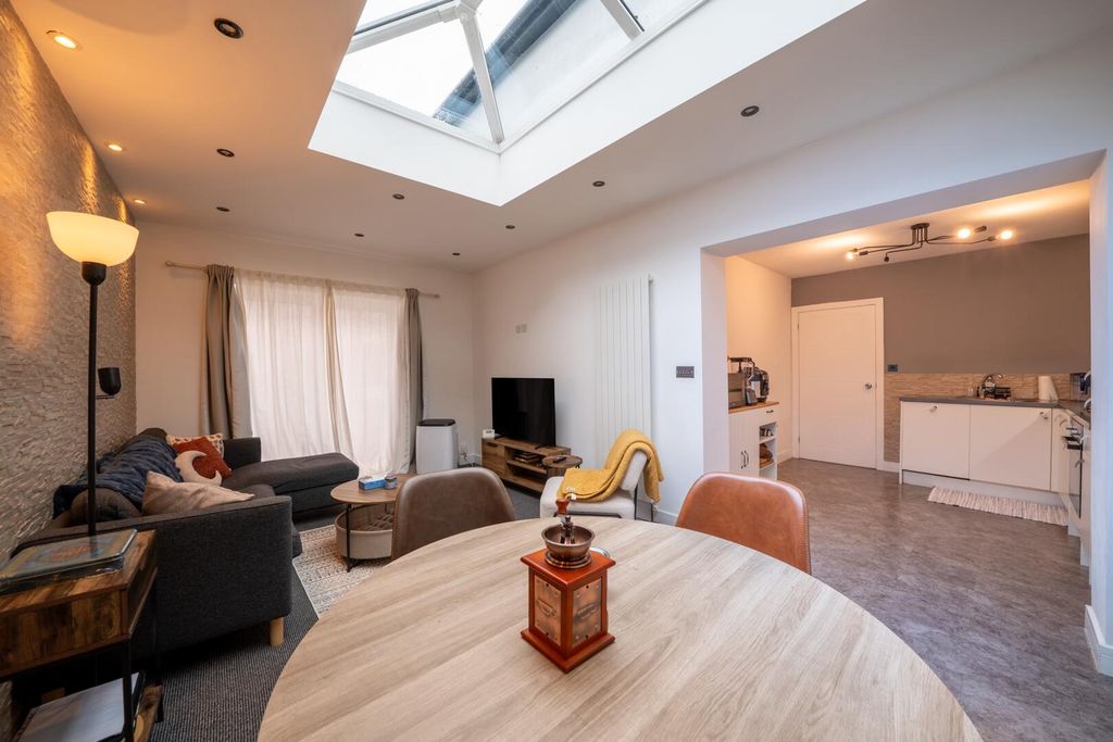 Property photo 3 of 21 Living Room