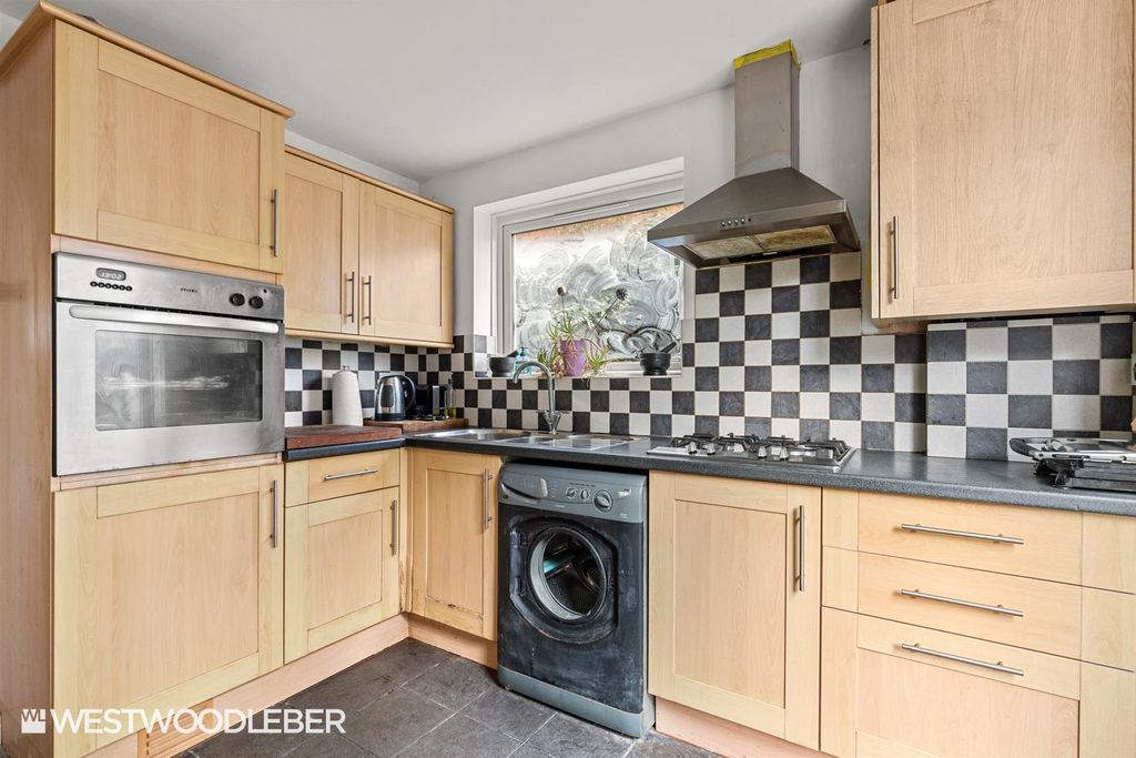 Property photo 2 of 21 Roundhills_8.Jpg