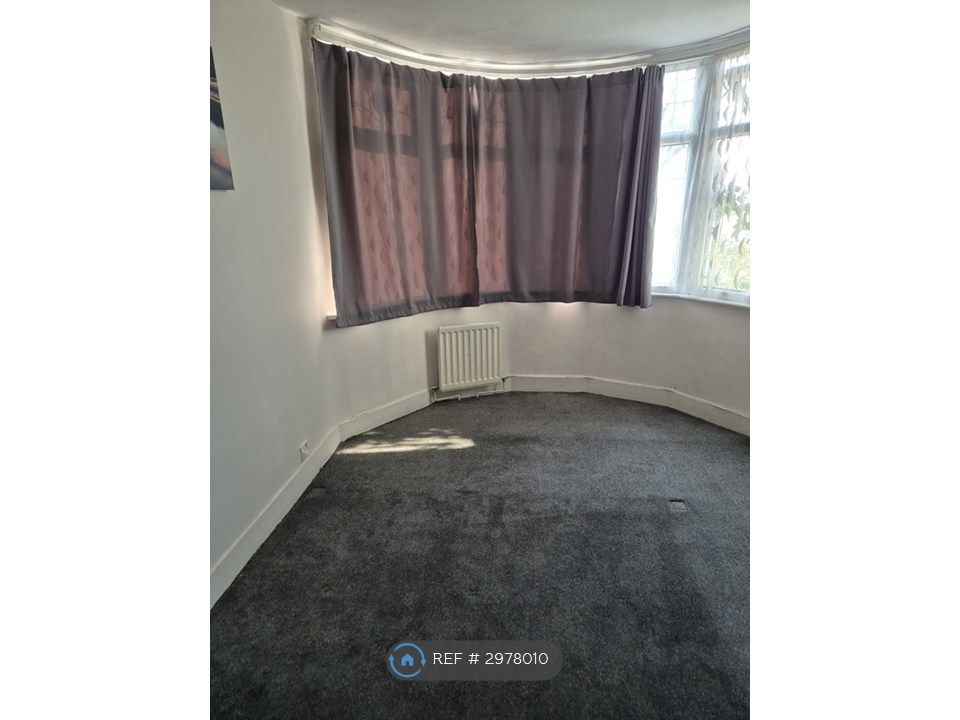 Property photo 3 of 10 Master Bedroom