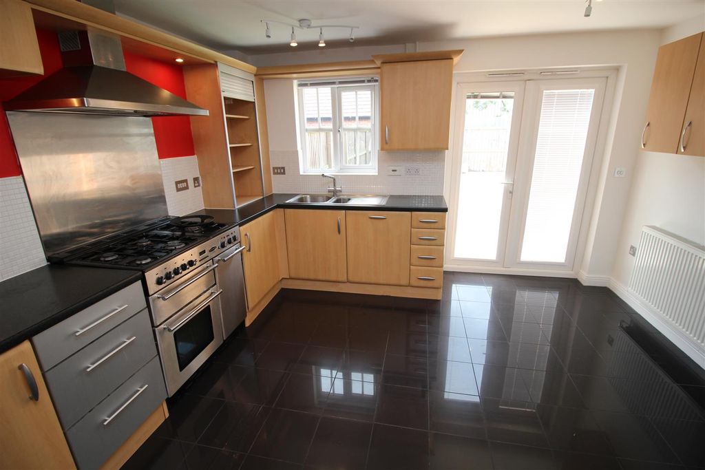 Property photo 2 of 9 86 Mountbatten Way Kitchen.Jpg