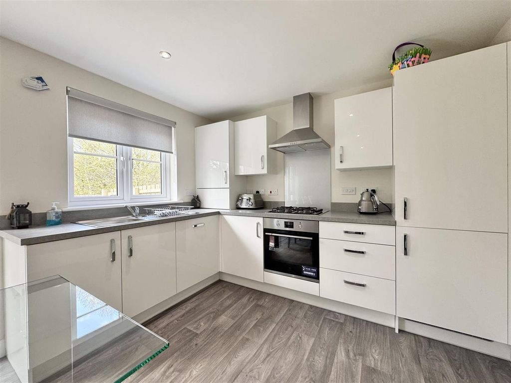 Property photo 3 of 19 Kitchen