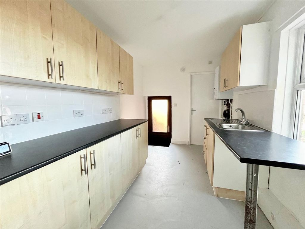 Property photo 2 of 8 Kitchen