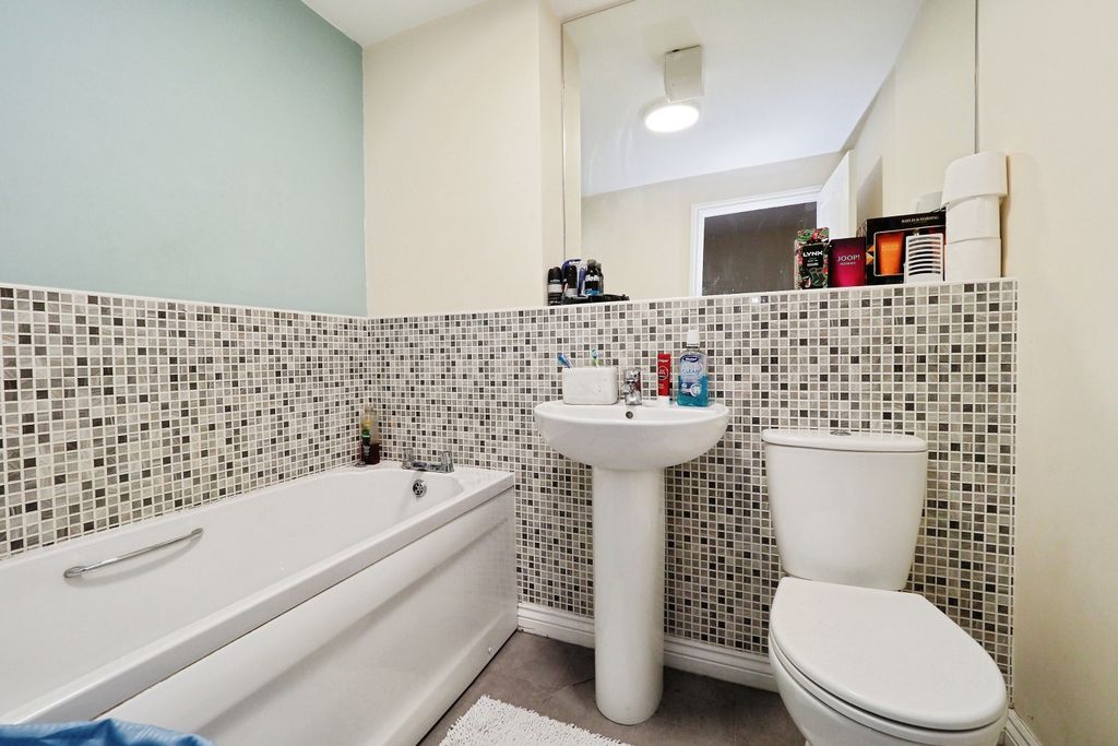 Property photo 3 of 15 Bathroom