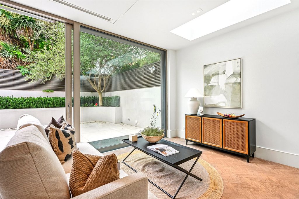 Property photo 3 of 15 Sitting Room