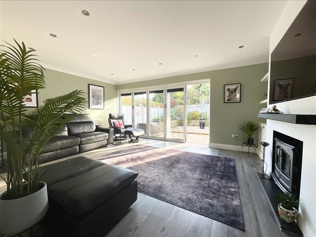 Property photo 2 of 14 Lounge 4