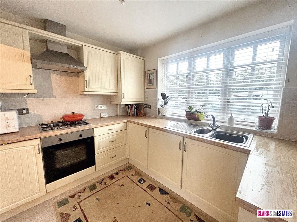 Property photo 2 of 9 Kitchen