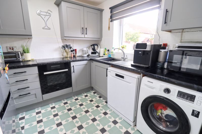 Property photo 3 of 10 Kitchen