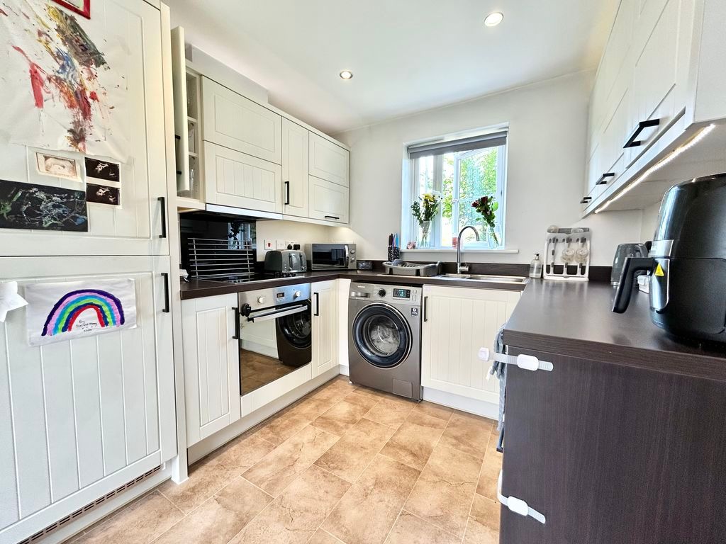 Property photo 3 of 18 Kitchen