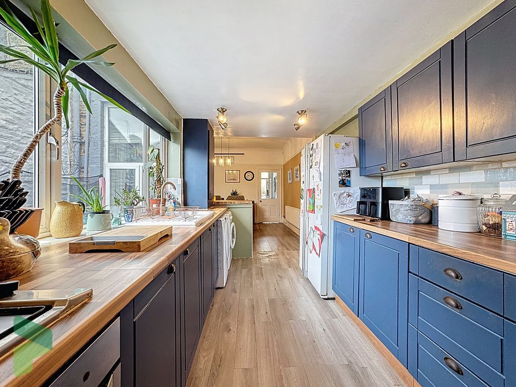 Property photo 2 of 32 Fitted Kitchen