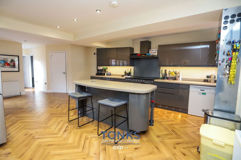 Property photo 3 of 24