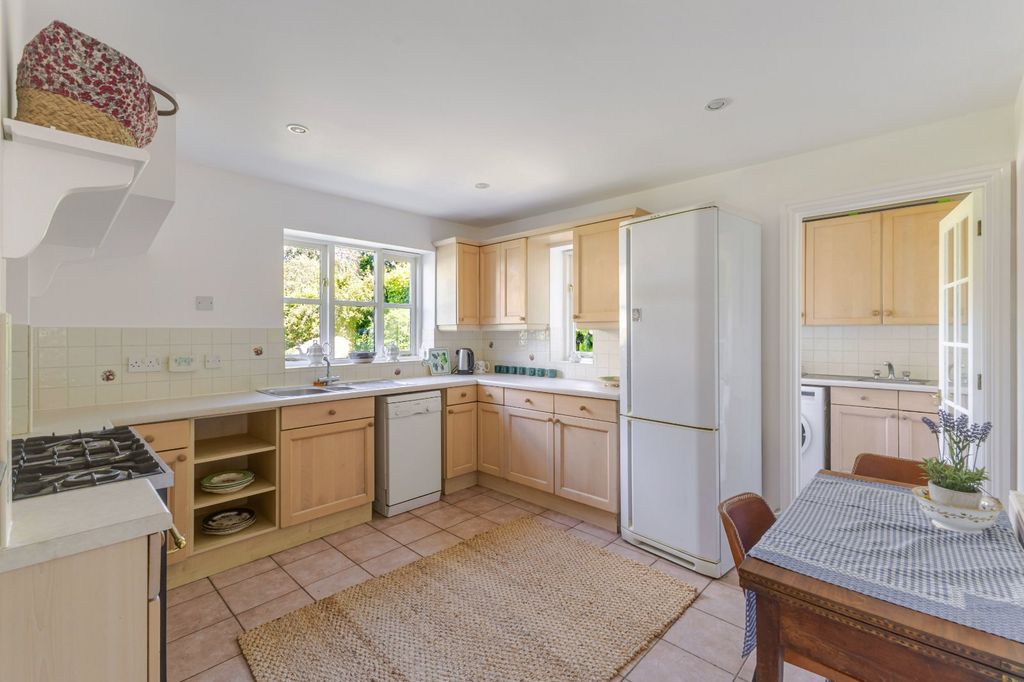 Property photo 3 of 10 Kitchen