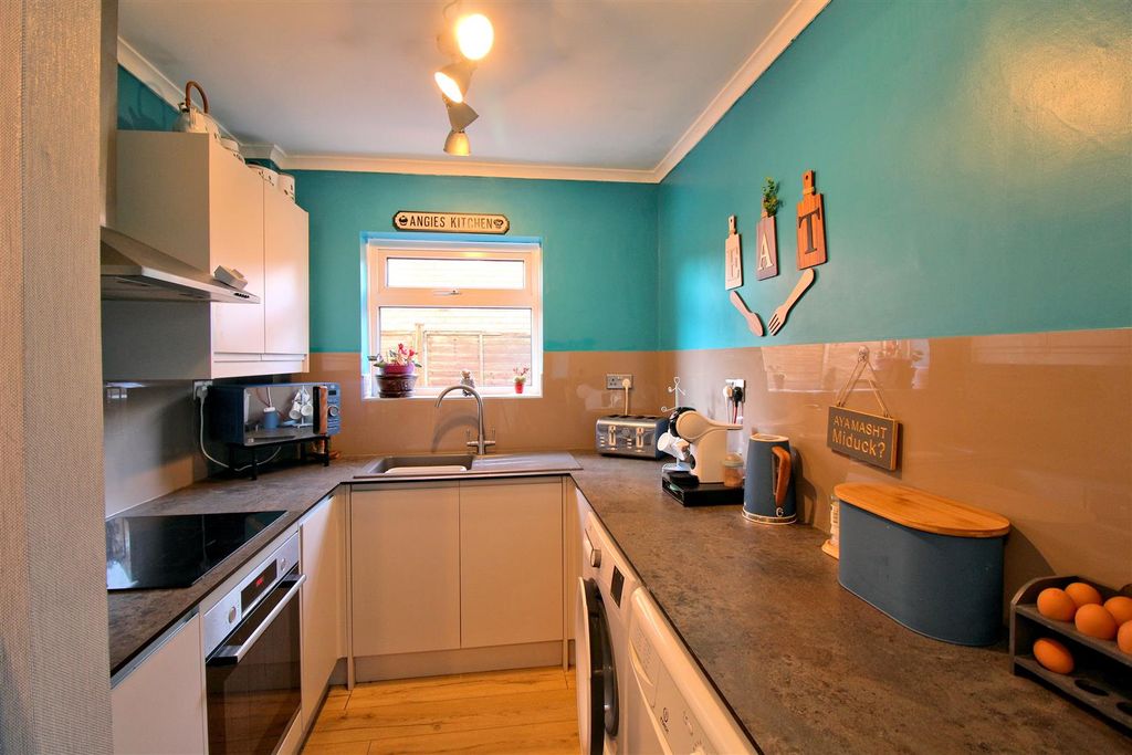 Property photo 3 of 19 Kitchen