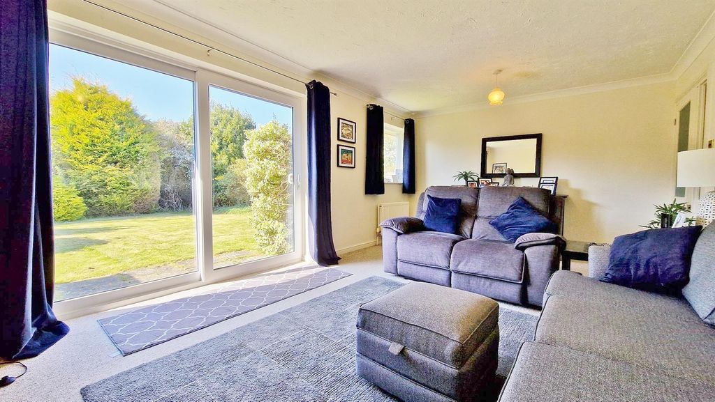 Property photo 2 of 18 Lounge