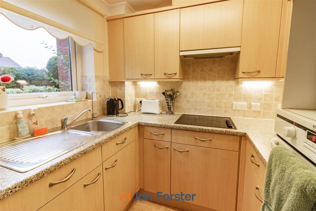 Property photo 3 of 12 Kitchen