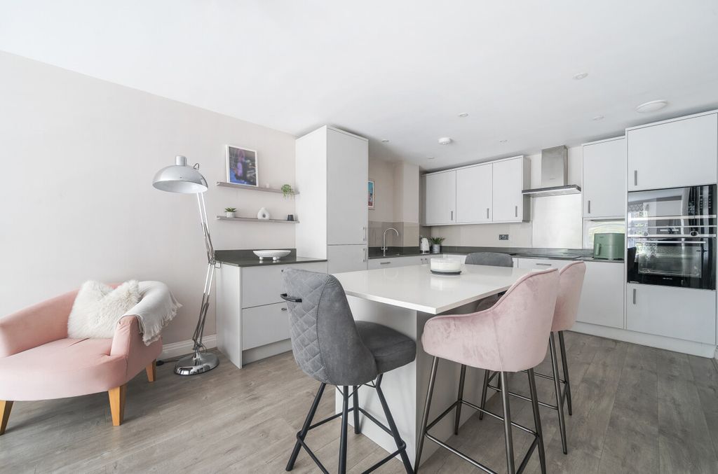 Property photo 3 of 27 1374897-10-690B58...