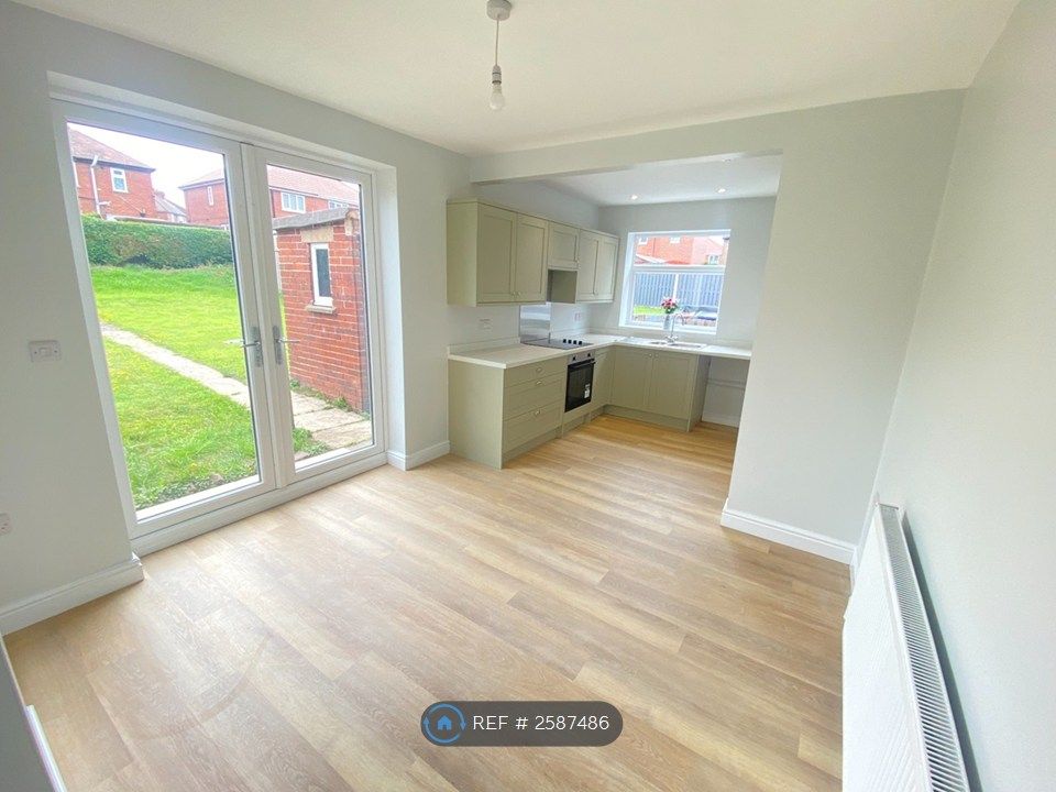 Property photo 2 of 12 Dining Kitchen