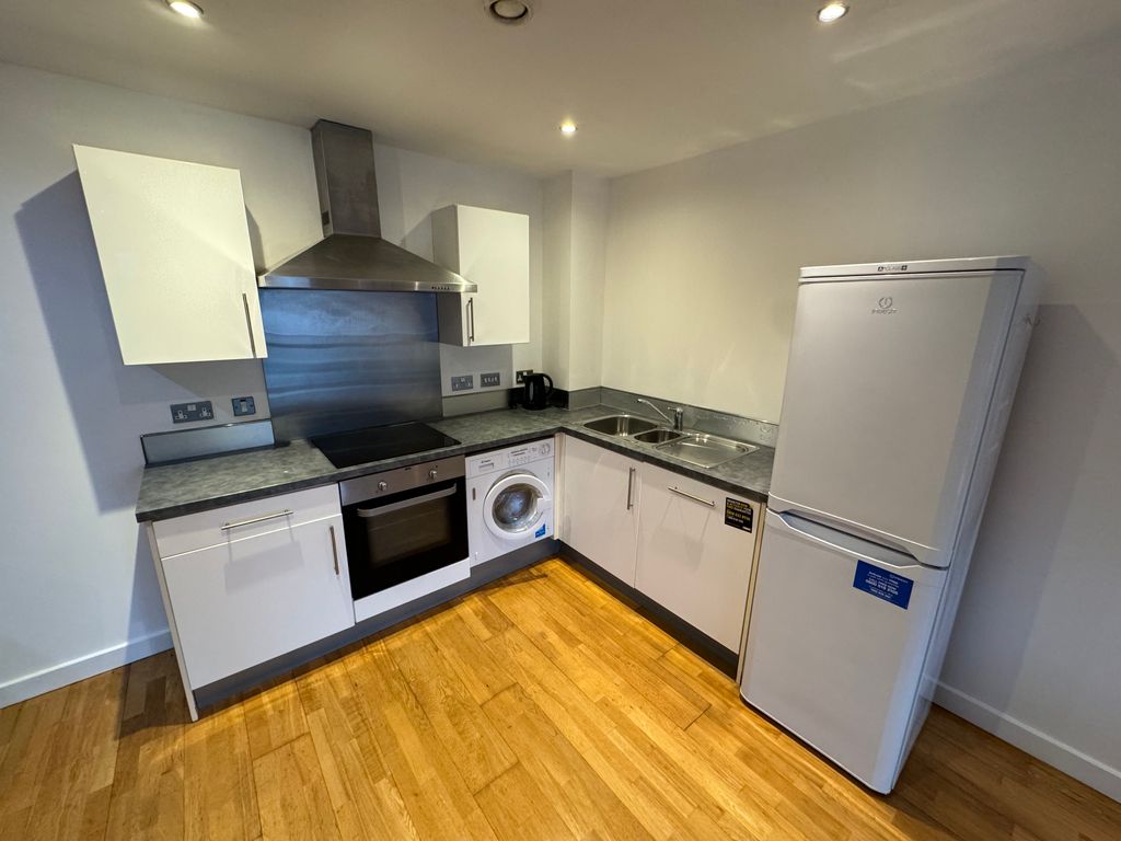 Property photo 3 of 11 Kitchen