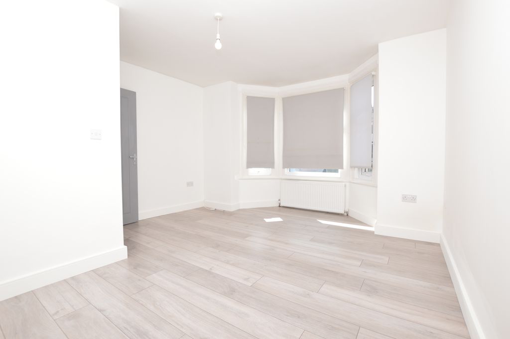 Property photo 2 of 7 Front Room