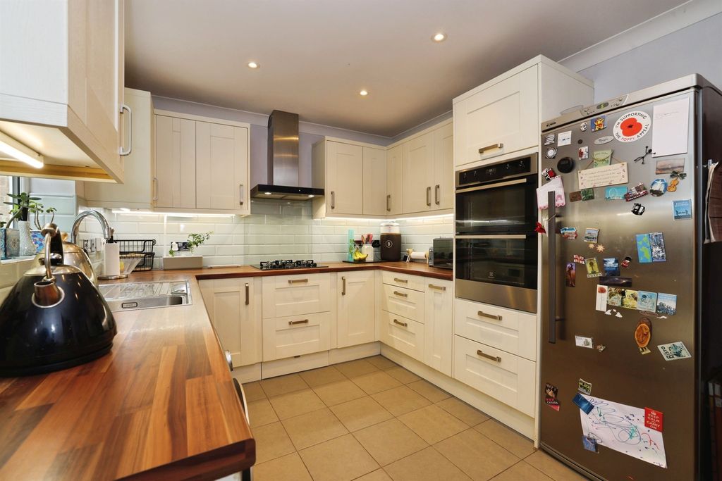 Property photo 2 of 18