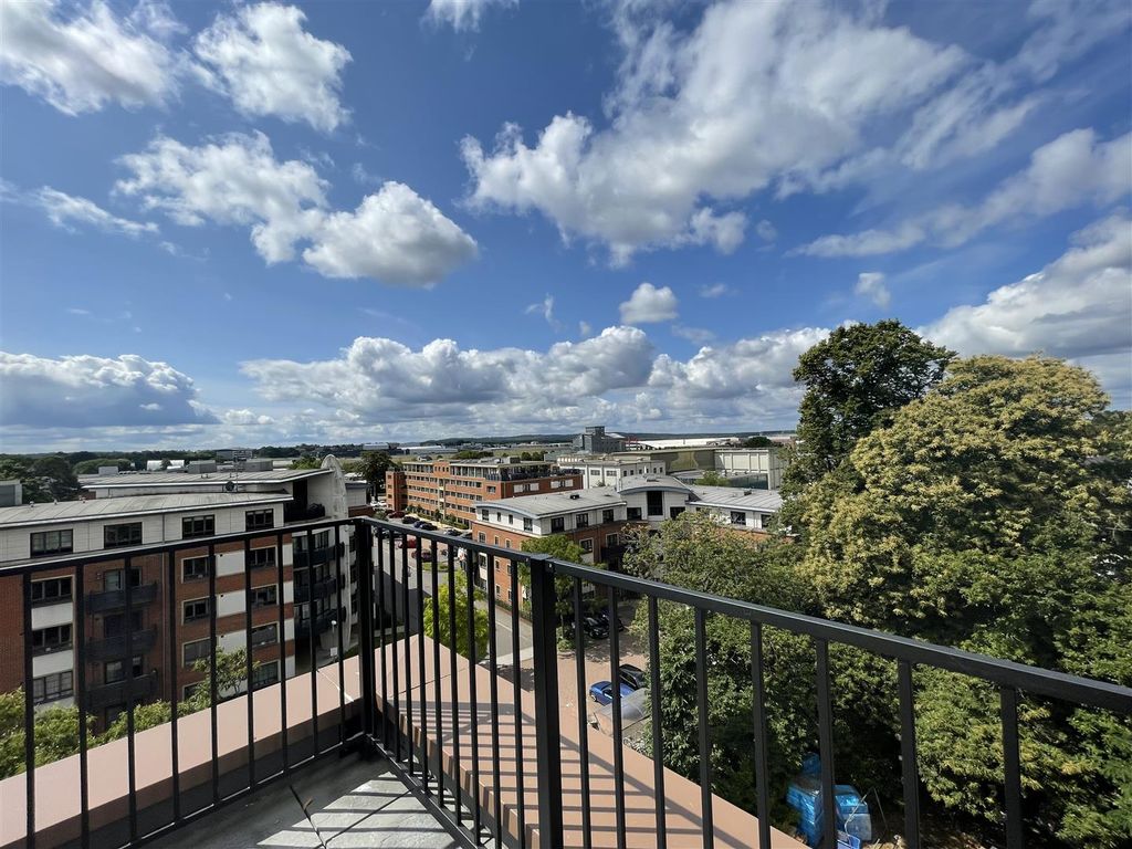 Property photo 3 of 32