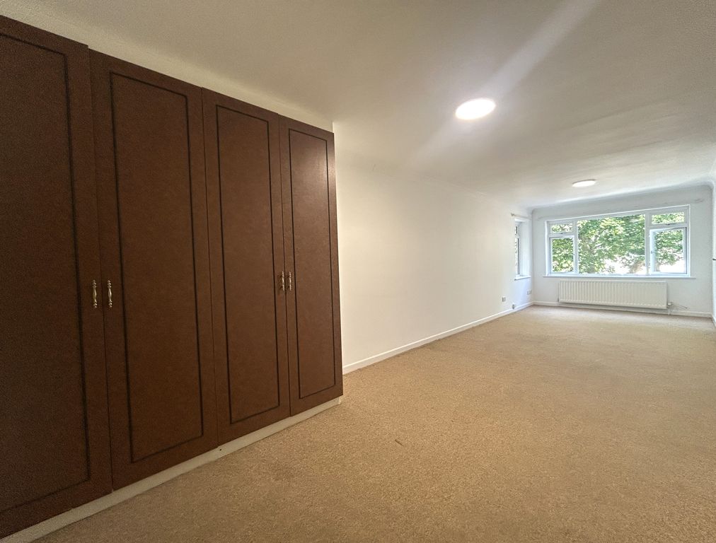 Property photo 3 of 10 Image00008
