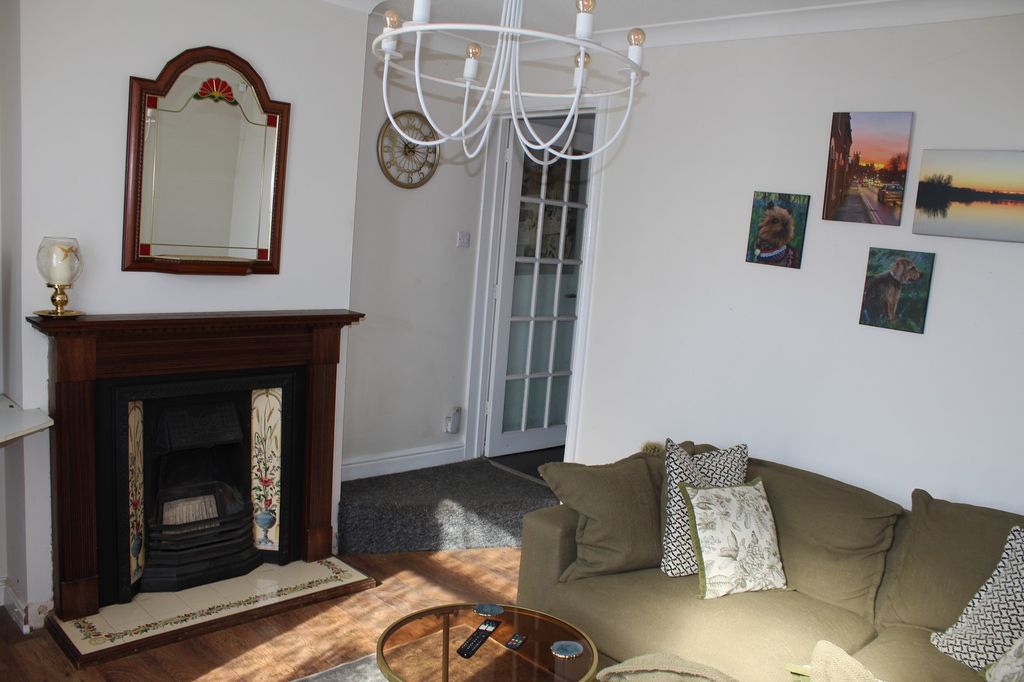 Property photo 3 of 17 Lounge Picture 2