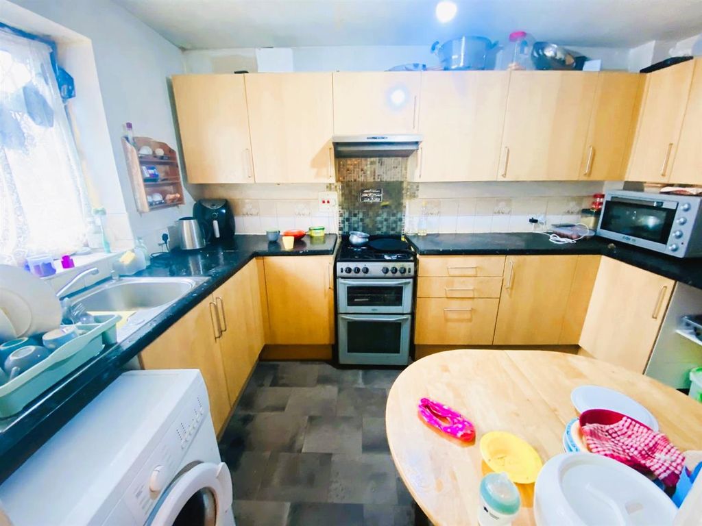 Property photo 3 of 7 Kitchen