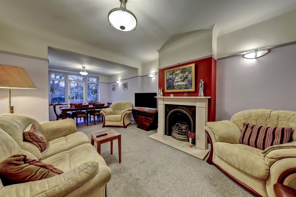 Property photo 2 of 17 Through-Lounge