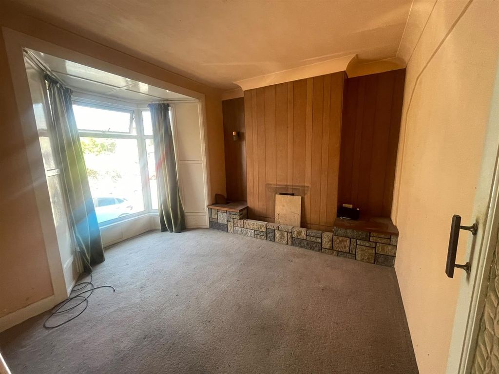 Property photo 3 of 17 Lounge
