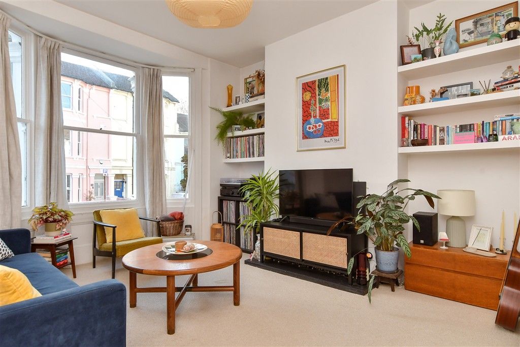 Property photo 3 of 12 Lounge