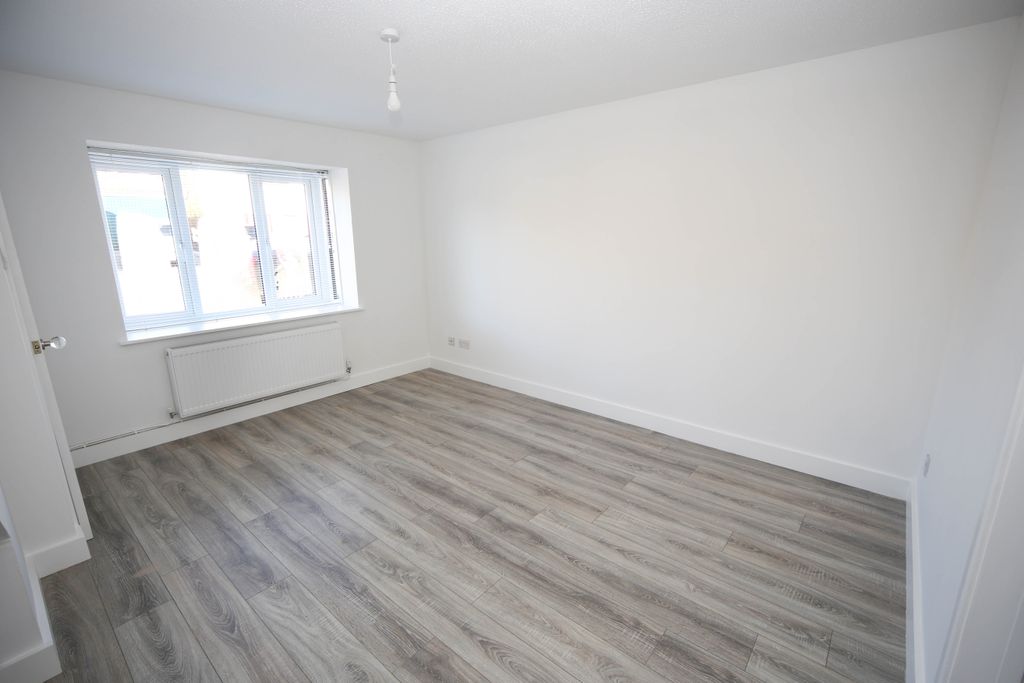 Property photo 3 of 16 Photo 03