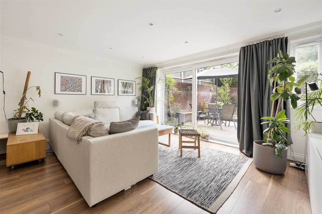 Property photo 2 of 37 St Barnabas Road, Ig8