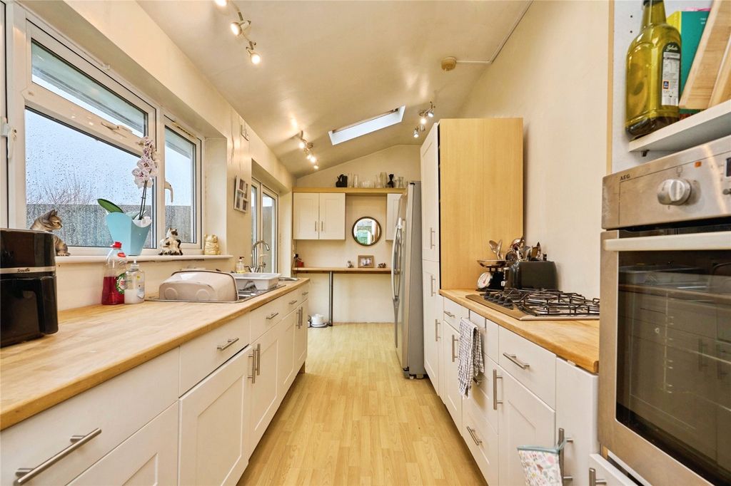 Property photo 3 of 18 Kitchen