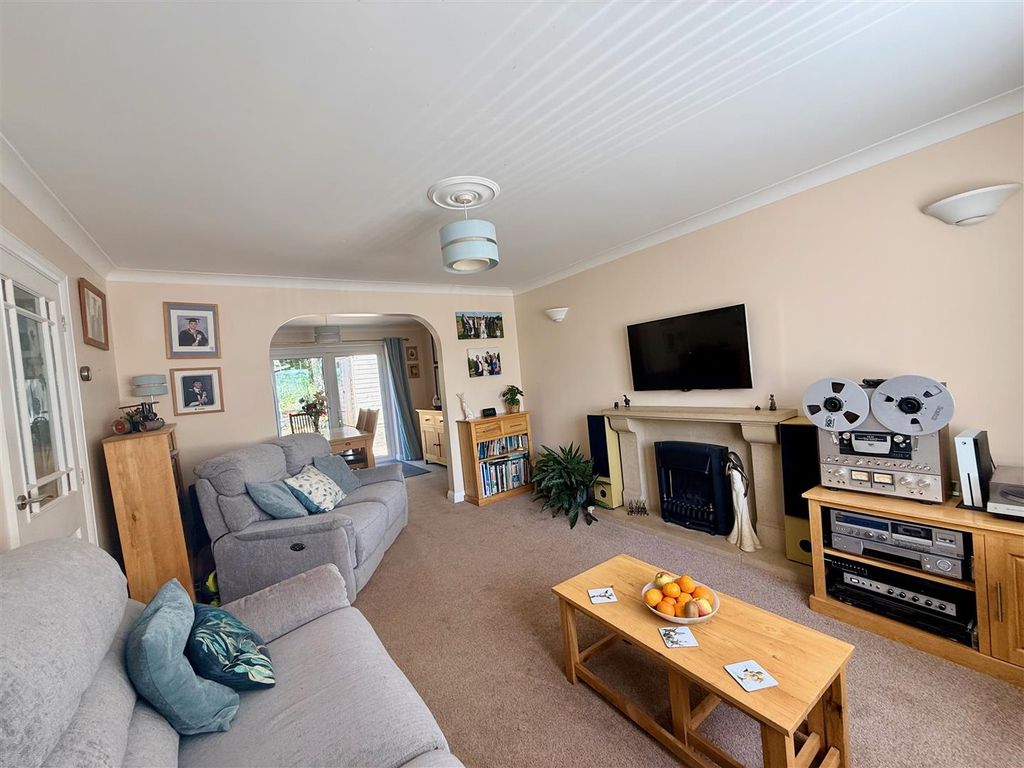 Property photo 2 of 11 Lounge