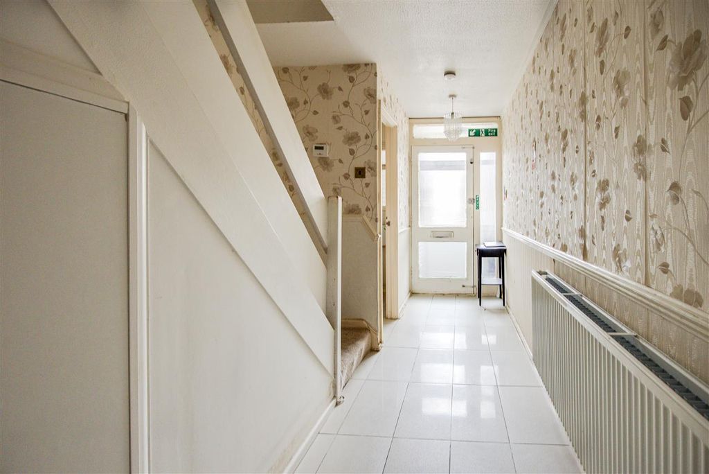 Property photo 2 of 17 Hallway